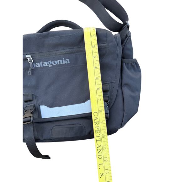 🎒 Patagonia Black Mini Messenger Laptop Bag 13" x 15" Adjustable Work School - Picture 3 of 6